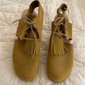 BRYR Sofie Closed Toe Clogs in Fennel 37